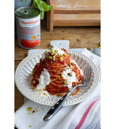 Spaghetti alla Chitarra al pomodoro San Marzano, con stracciatella e pistacchi 