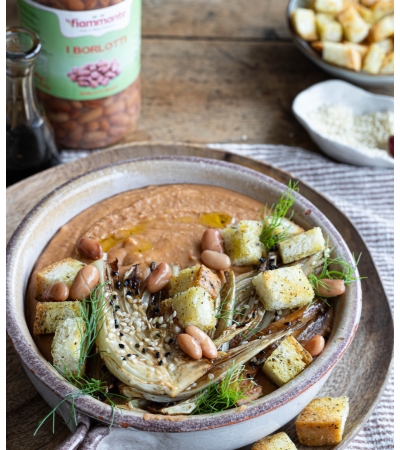 Crema di borlotti piccante, finocchi al balsamico e crostini alle erbe