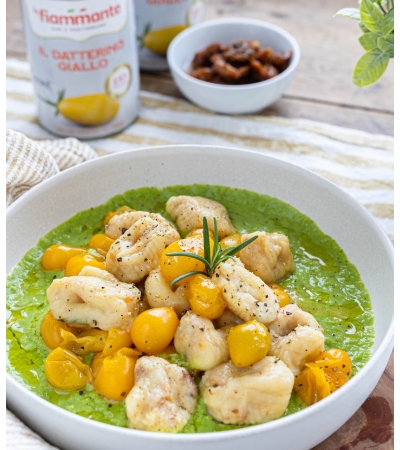 Gnocchi ai pomodorini semi dried con datterino giallo e crema di piselli