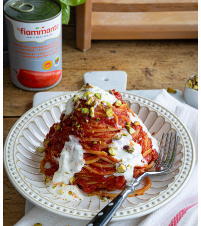 Spaghetti alla Chitarra al pomodoro San Marzano, con stracciatella e pistacchi 