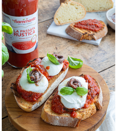 Crostone caldo freddo con mozzarella di bufala e acciughe 