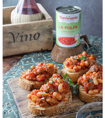 Bruschetta con fagioli cannellini, salsiccia e pomodoro