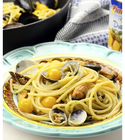 Spaghetti, vongole, cozze e datterino giallo